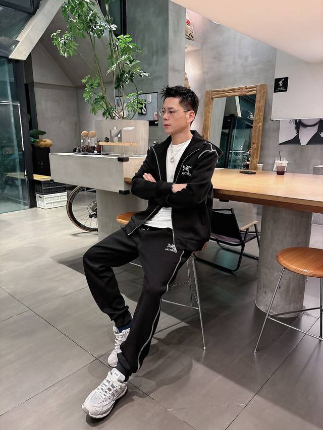 始祖鸟 2025全新爆款开衫套装 原单狠货倾注顶级设计师的精心之作 就为一个贴合、完美的上身效果 全天然优质天太空棉100%，贴身的舒适感 高贵典雅！原厂五金无