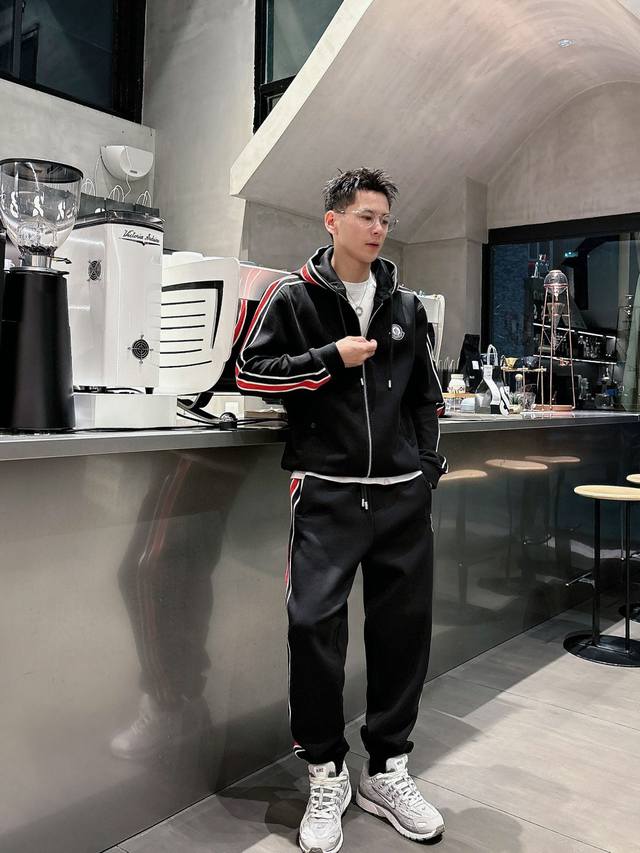 蒙口 2025全新爆款开衫套装 原单狠货倾注顶级设计师的精心之作 就为一个贴合、完美的上身效果 全天然优质太空棉棉100%，贴身的舒适感 高贵典雅！原厂五金无不