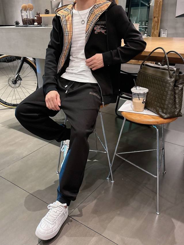 巴宝莉 2025全新爆款开衫套装 原单狠货倾注顶级设计师的精心之作 就为一个贴合、完美的上身效果 全天然优质太空棉棉100%，贴身的舒适感 高贵典雅！原厂五金无