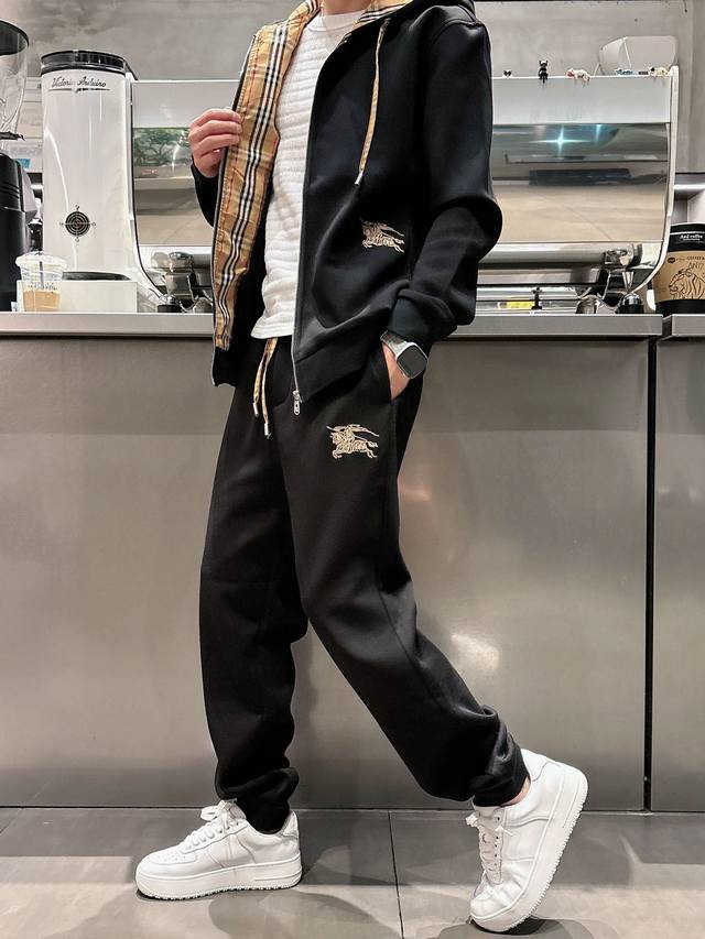 巴宝莉 2025全新爆款开衫套装 原单狠货倾注顶级设计师的精心之作 就为一个贴合、完美的上身效果 全天然优质太空棉100%，贴身的舒适感 高贵典雅！原厂五金无不