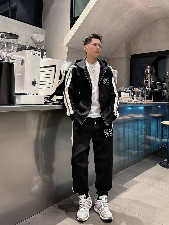 罗意威 2025全新爆款开衫套装 原单狠货倾注顶级设计师的精心之作 就为一个贴合、完美的上身效果 全天然优质天太空棉100%，贴身的舒适感 高贵典雅！原厂五金无