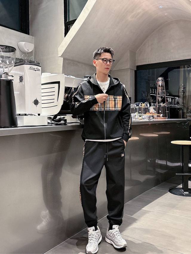 品牌： 巴宝莉 爆款套装来袭 专注官网原版 2025全新爆款开衫卫衣套装 原单狠货倾注顶级设计师的精心之作 就为一个贴合、完美的上身效果 全天然优质天丝罗马棉1