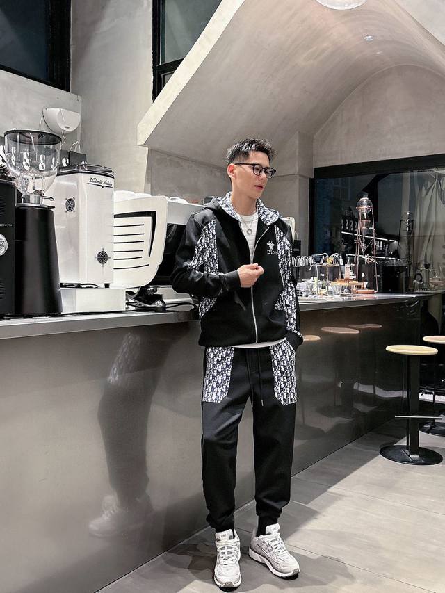 品牌： 迪奥 爆款套装来袭 专注官网原版 2025全新爆款开衫卫衣套装 原单狠货倾注顶级设计师的精心之作 就为一个贴合、完美的上身效果 全天然优质天丝罗马棉10