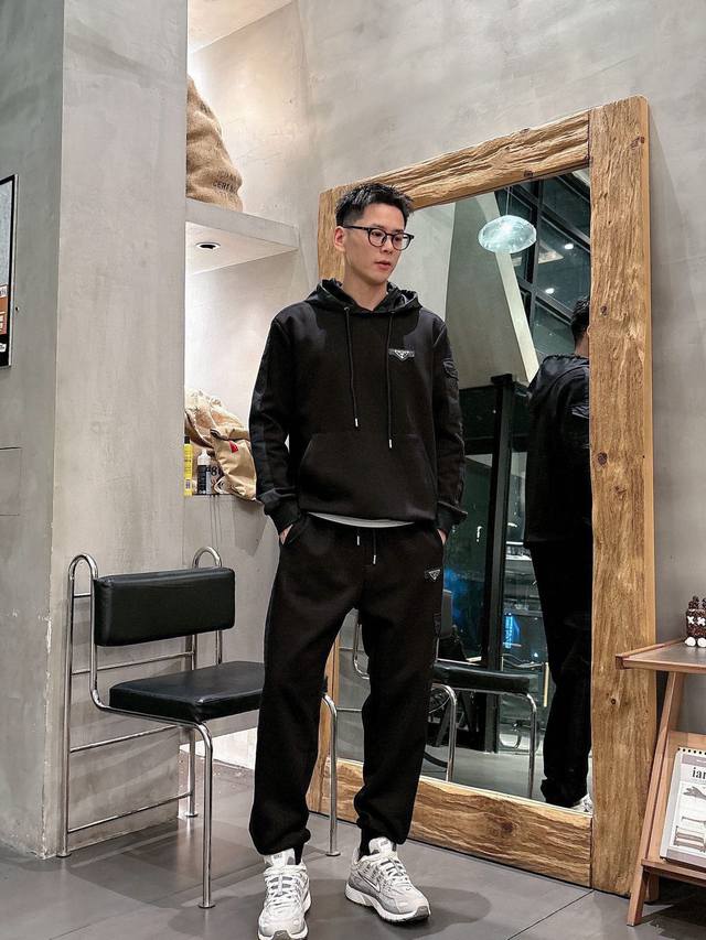 品牌： 普拉达 爆款套装来袭 专注官网原版 2025全新爆款开衫卫衣套装 原单狠货倾注顶级设计师的精心之作 就为一个贴合、完美的上身效果 全天然优质天丝罗马棉1