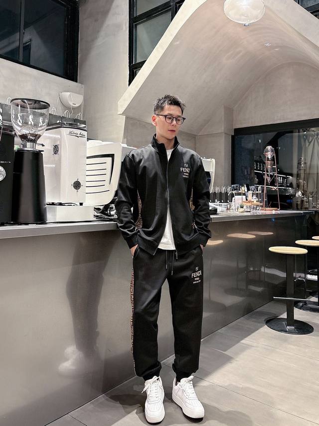 品牌： 芬迪 爆款套装来袭 专注官网原版 2025全新爆款开衫卫衣套装 原单狠货倾注顶级设计师的精心之作 就为一个贴合、完美的上身效果 全天然优质天丝罗马棉10