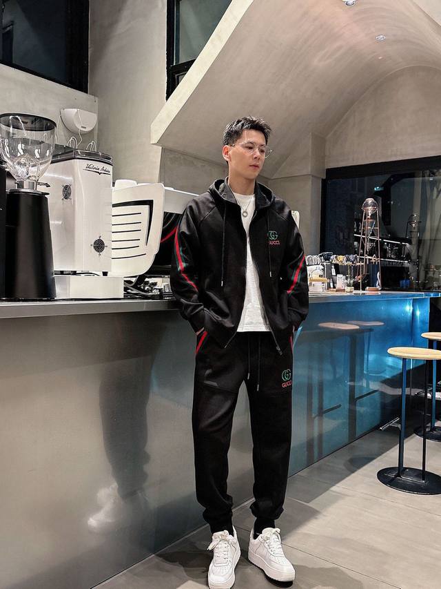 品牌： 古奇 爆款套装来袭 专注官网原版 2025全新爆款开衫卫衣套装 原单狠货倾注顶级设计师的精心之作 就为一个贴合、完美的上身效果 全天然优质天丝罗马棉10