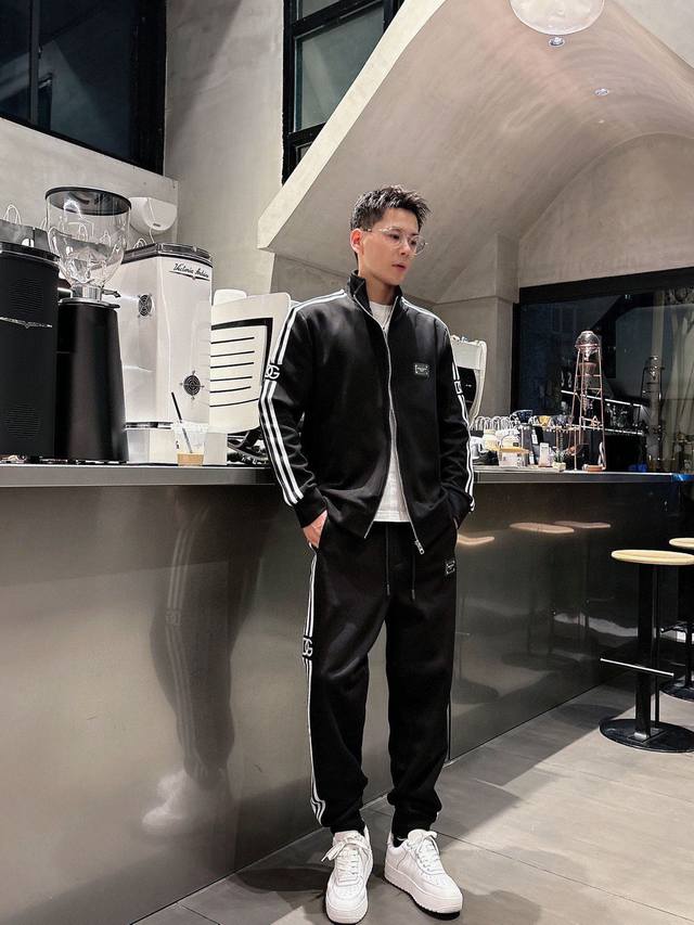 品牌：D&G 爆款套装来袭 专注官网原版 2025全新爆款开衫卫衣套装 原单狠货倾注顶级设计师的精心之作 就为一个贴合、完美的上身效果 全天然优质天丝罗马棉10