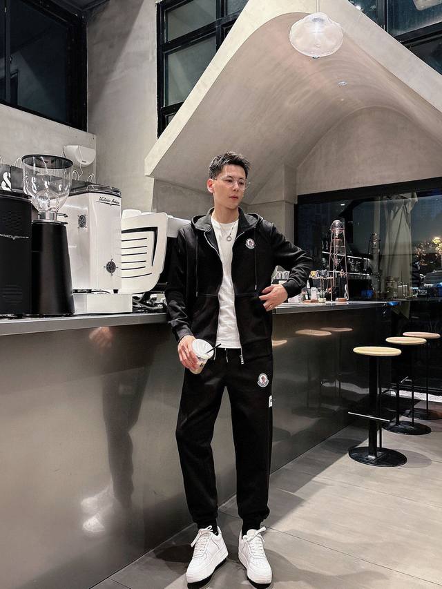 品牌： 蒙口 爆款套装来袭 专注官网原版 2025全新爆款开衫卫衣套装 原单狠货倾注顶级设计师的精心之作 就为一个贴合、完美的上身效果 全天然优质天丝罗马棉10