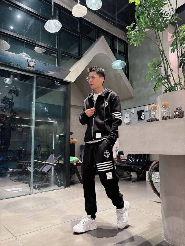 品牌： Tb 爆款套装来袭 专注官网原版 2025全新爆款开衫卫衣套装 原单狠货倾注顶级设计师的精心之作 就为一个贴合、完美的上身效果 全天然优质天丝罗马棉10