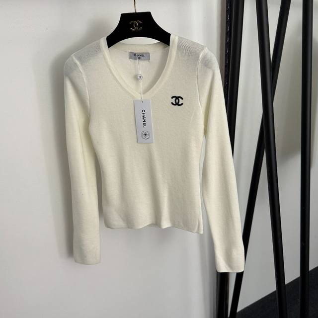 款号20258321 Chane*新款 小香Logo烫钻V领修身长袖针织衫上衣，米白色，黑色， 均码：胸围72，袖长60，长53；重量：0.195Kg .
