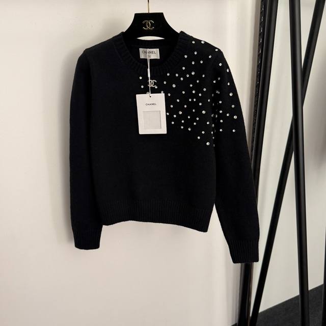 款号20258320 Chane*新款 小香风重工钉钻套头长袖针织衫，白色，黑色，红色， 均码：肩宽36，胸围90，袖长59，长52；重量：0.340Kg .