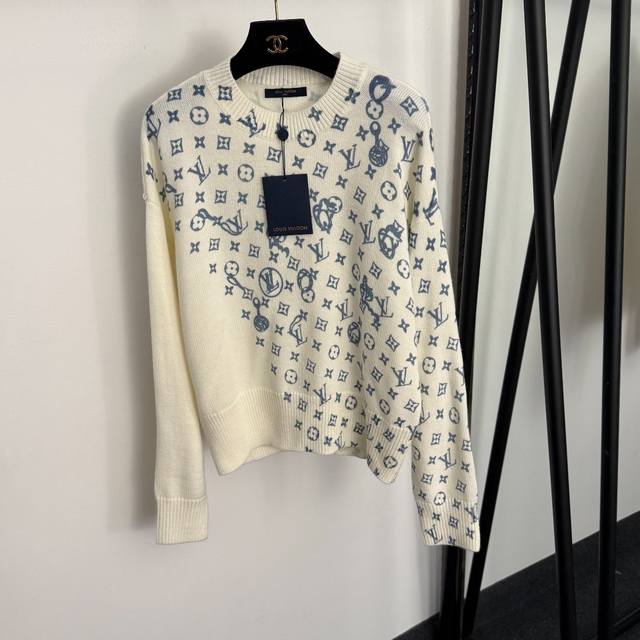 款号20258311 Lv*新款 老花Logo印花套头长袖羊毛针织衫，米白色，蓝色，Sml， S码：肩宽40，胸围94，袖长58，长61；重量：0.210Kg