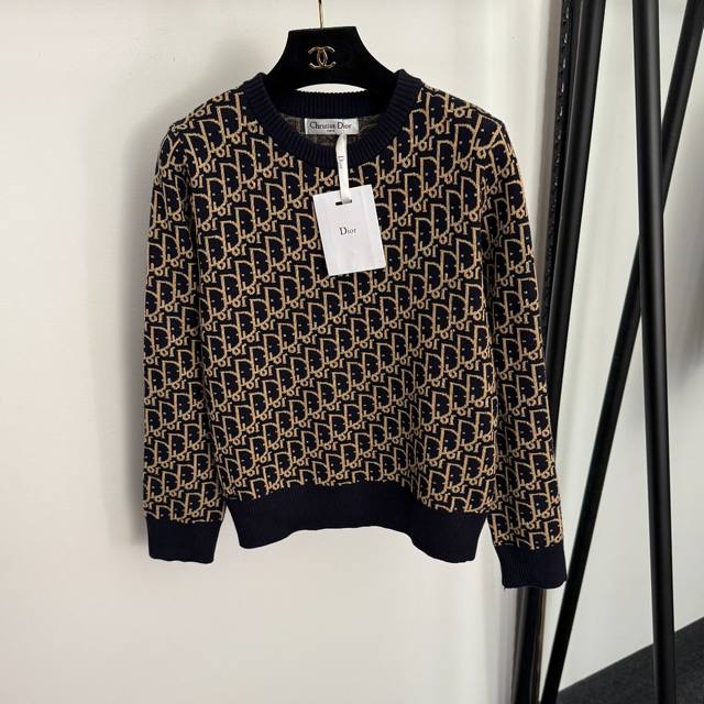 款号20258310 Dio*新款D家老花Logo字母套头长袖针织衫，灰色，红色，黑色， 均码：肩宽36，胸围90，袖长58，长53；重量：0.320Kg .