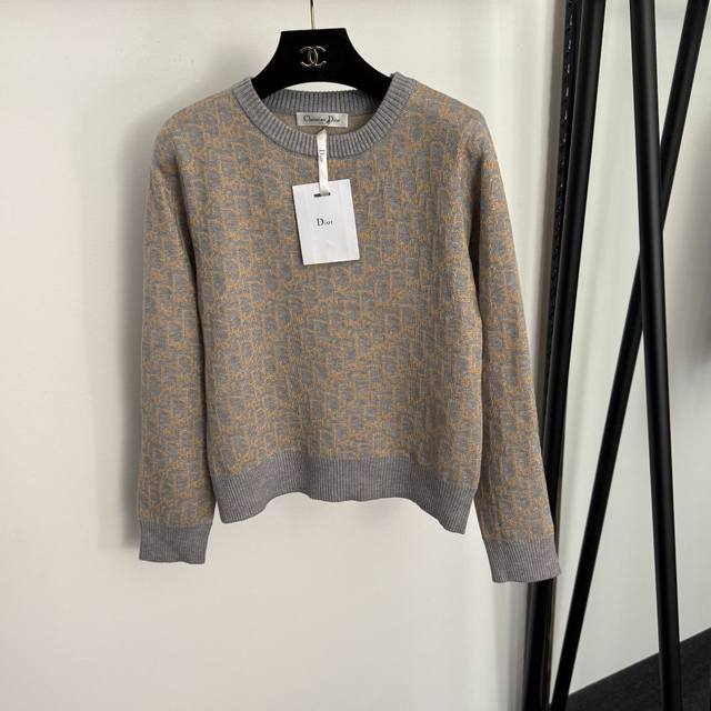 款号20258310 Dio*新款D家老花Logo字母套头长袖针织衫，灰色，红色，黑色， 均码：肩宽36，胸围90，袖长58，长53；重量：0.320Kg .