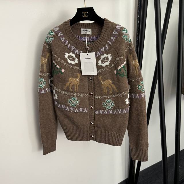 款号20258308 Chane*新款 梅花鹿亮丝混纺圆领长袖针织开衫，杏色，咖色，蓝色， 均码：胸围96，袖长73，长60；重量：0.580Kg