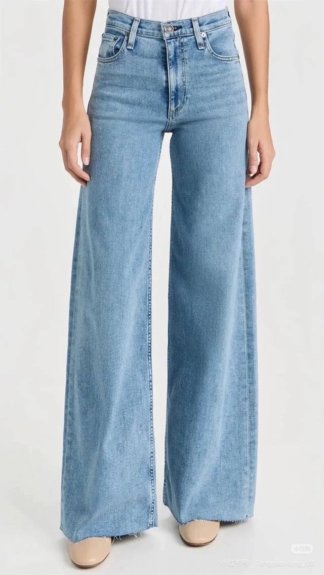 25Fw秋冬新款系列 浅色高腰阔腿牛仔裤：多次水洗浅色牛仔面料，上身不发硬。腰头白色皮标装饰；经典高腰+宽松阔腿裤型，拉长腰线，没有多余装饰，自带极简松弛感。