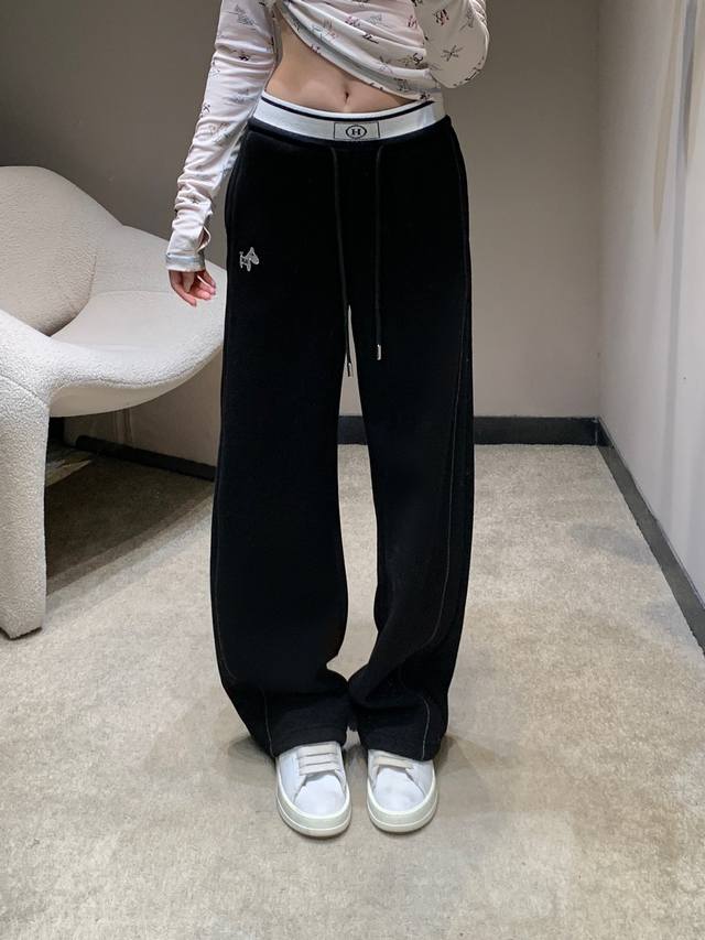 Herm*S 25Fw秋冬新款 加绒休闲裤丨独家高版出品！经典橡筋腰搭配抽绳设计，适配各种身形；侧边小马刺绣是标志性细节，低调又精致。加绒内里柔软亲肤，保暖性拉