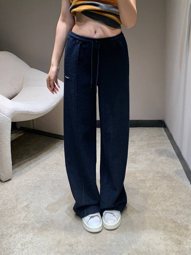 Miumiu 25Fw秋冬新款微标加绒抽绳休闲裤丨独家高版出品！软糯加绒面料兼顾保暖与舒适，抽绳松紧腰设计适配各种身形，宽松阔腿版型藏肉显瘦，侧边微标细节低调彰