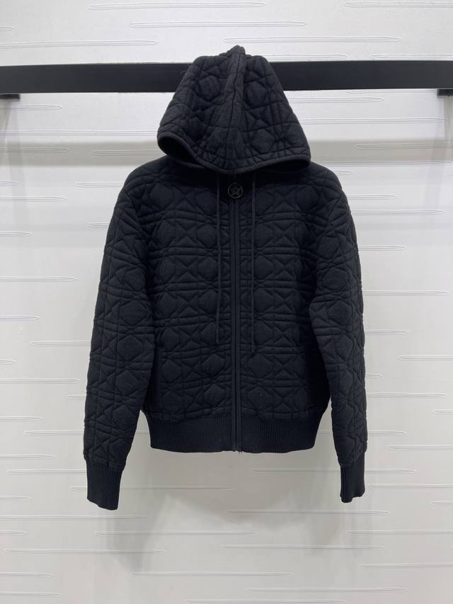 上新原单高端品质 Dio* 2025秋冬最新系列！新款重工背后菱格五角星刺绣连帽外套！Dior这款背后菱格五角星刺绣外套，真的把“街头高级+奢牌质感”拿捏得死死