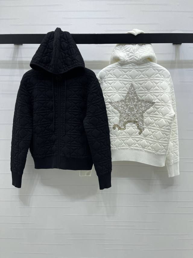 上新原单高端品质 Dio* 2025秋冬最新系列！新款重工背后菱格五角星刺绣连帽外套！Dior这款背后菱格五角星刺绣外套，真的把“街头高级+奢牌质感”拿捏得死死