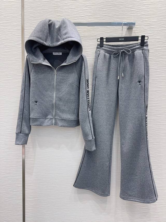 Christian Dio* 2025Fw新款套装 人人都能驾驭 高密度时髦休闲风 Vintage帅气 中古风 贴合舒适与时髦的双需求能融入每个日常的穿搭场景中