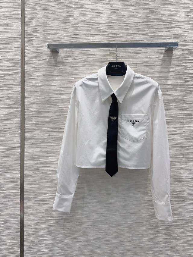 prad* 2026春夏新款简约短款长袖衬衫口袋印花Logo搭配领带休闲时尚百搭 白色Sml S肩宽44 胸围96 衣长43 .