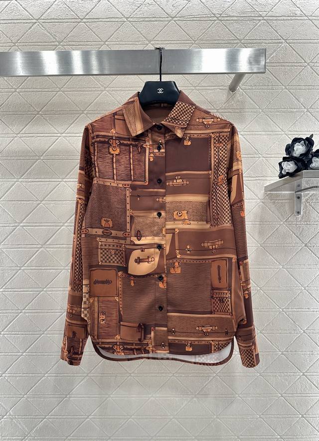 Louis Vuitto*2025新品上架 印花翻领衬衫长裤套装 定制Yb进口斜纹棉材质，质感细腻，垂顺舒适，翻领长袖衬衫阔腿长裤套装，通体深浅棕色为主色调，以