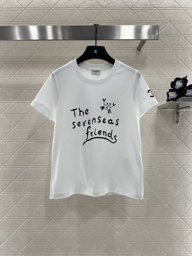 Chane*2025新品上架 圆领涂鸦印花 定制Yb丝光全棉材质，质感细腻，舒适透气，常规短袖裁剪，采用丝光全棉材质，略带有弹力，呈现显瘦视觉效果，大身居中以印