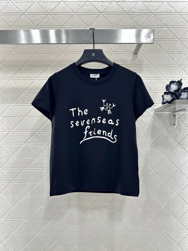 Chane*2025新品上架 圆领涂鸦印花 定制Yb丝光全棉材质，质感细腻，舒适透气，常规短袖裁剪，采用丝光全棉材质，略带有弹力，呈现显瘦视觉效果，大身居中以印