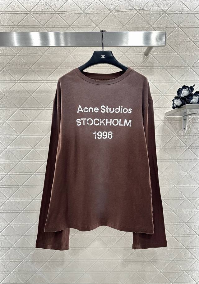 Acne Studio*2025新品上架 重工水洗做旧字母上衣 定制Yb亚麻棉材质，质感舒适，弹力好穿，圆领长袖上衣裁剪，胸前标志性字母标装饰，以自然做旧水洗工