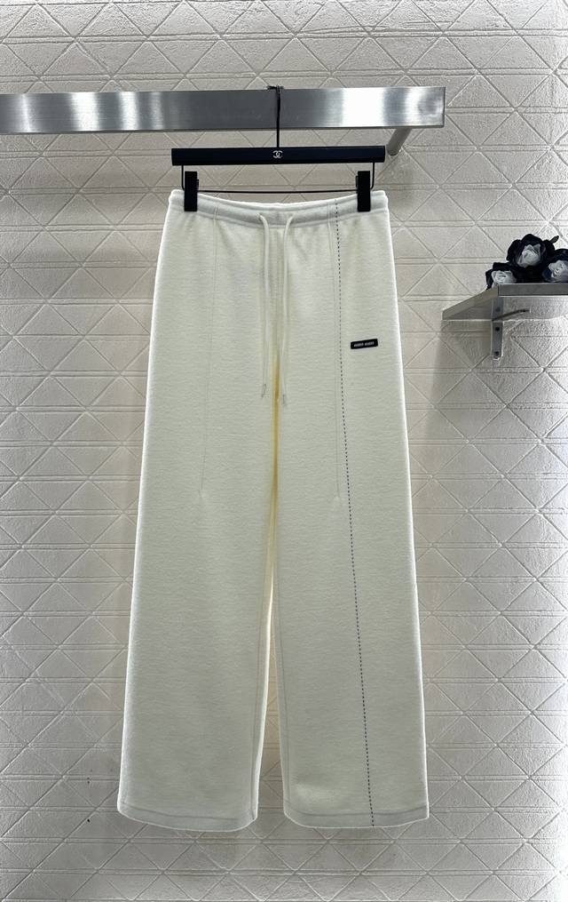 Miumi*2025新品上架 抽绳轮廓阔腿长裤 定制Yb进口羊毛混纺材质，面料扎实，穿搭舒适保暖，适宜秋冬，高腰抽绳阔腿长裤版型，利用刺绣工艺打造竖状虚线，对称