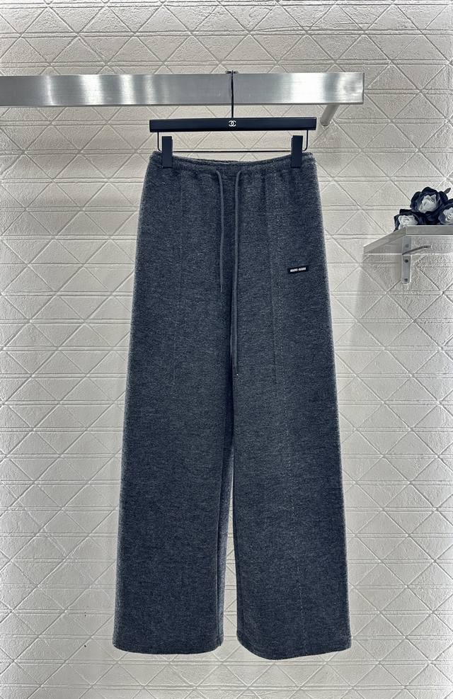 Miumi*2025新品上架 抽绳轮廓阔腿长裤 定制Yb进口羊毛混纺材质，面料扎实，穿搭舒适保暖，适宜秋冬，高腰抽绳阔腿长裤版型，利用刺绣工艺打造竖状虚线，对称