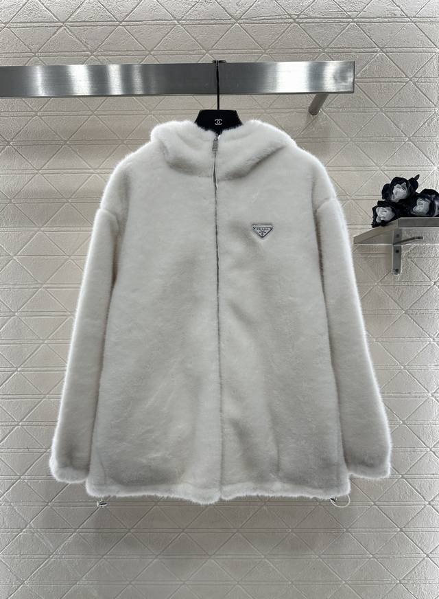 prad*2025新品上架 两面穿环保皮毛羽绒棉服 定制Yb进口环保皮毛防风防水尼龙材质，羽绒棉填充内里，两面穿设计随时切换风格，皮毛华贵尼龙低调，整件轻盈保暖