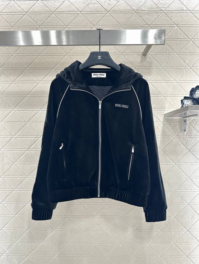 Miumi*2025新品上架 连帽外套长裤套装 定制Yb进口丝绒材质，质感光泽，细腻舒适，连帽拉链外套裁剪，以撞色白色捆条打造常青插肩设计，时髦休闲，胸前饰以刺