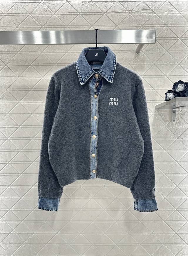 Miumi*2025新品上架 牛仔拼接翻领针织外套 定制Yb羊毛纱线斜纹牛仔棉材质，质感高级，穿搭时尚，翻领针织开衫剪裁，牛仔领延伸至前襟和袖口，牛仔拼接与大身
