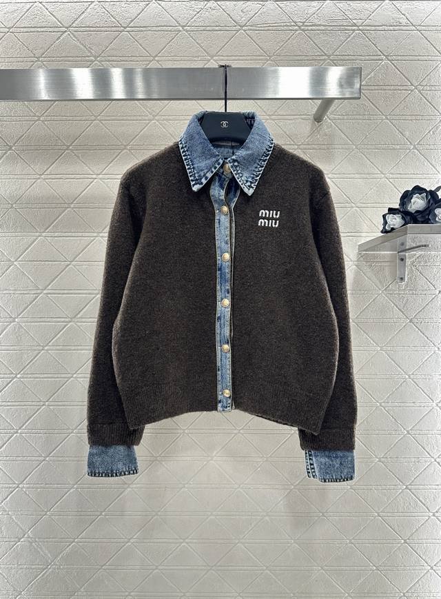 Miumi*2025新品上架 牛仔拼接翻领针织外套 定制Yb羊毛纱线斜纹牛仔棉材质，质感高级，穿搭时尚，翻领针织开衫剪裁，牛仔领延伸至前襟和袖口，牛仔拼接与大身