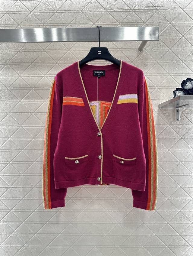 Chane*2025新品上架 撞色针织开衫 定制Yb羊绒针织材质，密度细针织造，清晰毛感肌理，舒适亲肤，V领落肩剪裁，单排印刻山茶花徽标纽扣点缀，香家格调突出，