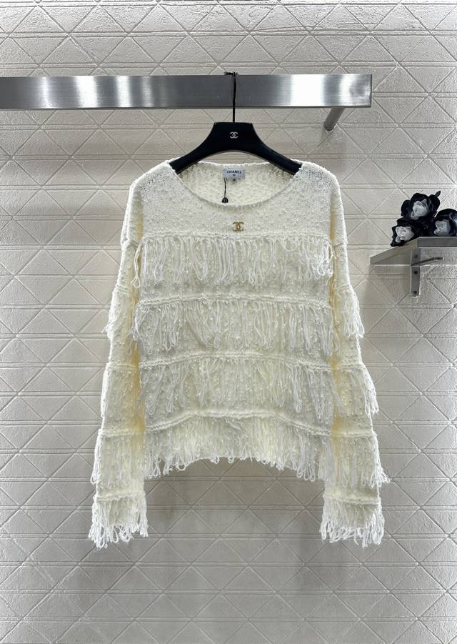 Chane*2025新品上架 流苏层叠套头针织毛衣 定制Yb羊毛纱线织造，穿搭舒适，质感十足，圆领落肩针织套头毛衣裁剪，通体自胸口延伸至两臂向下，以蛋糕状多层叠