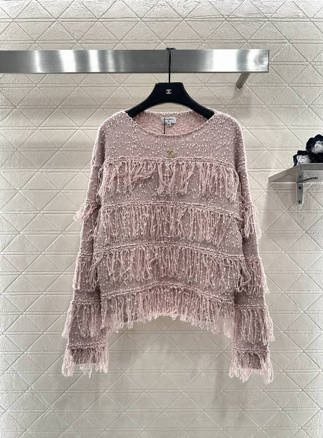 Chane*2025新品上架 流苏层叠套头针织毛衣 定制Yb羊毛纱线织造，穿搭舒适，质感十足，圆领落肩针织套头毛衣裁剪，通体自胸口延伸至两臂向下，以蛋糕状多层叠