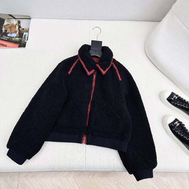 独家首发 C家 25Ss 秋冬最新款编织包边泰迪环保毛外套 冬天必备款 暖意满满 外层是毛绒 上身保暖效果很好 简洁设计感搭配撞色领子 低调又不失设计感 短款廓