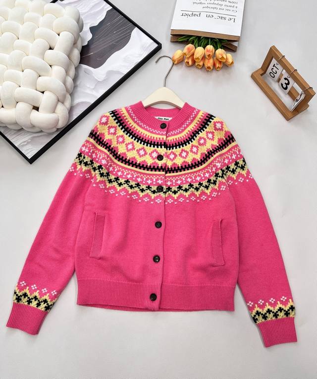 Miumiu2025新款重工钩花圆领开衫，定制Yb羊毛纱线织造，质感高级，舒适柔软，圆领长袖针织开衫，领口袖口螺纹包边与衣摆相呼应，环脖点缀费尔岛北欧风格的钩花