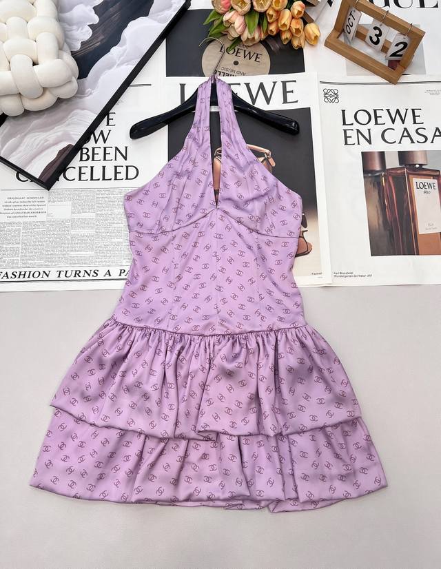 Chanel2025新款印花吊带挂脖连衣裙，定制Yb进口丝绸材质，质地轻薄舒适，飘逸轻盈，吊带挂脖连衣裙剪裁，露出迷人锁骨和性感背部，成衣以活性印花工艺，呈现满