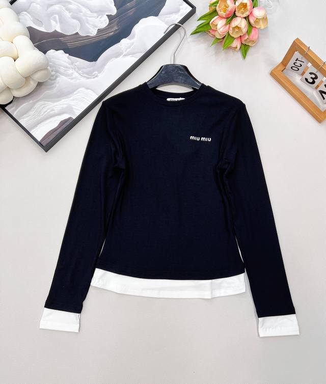 Miu Miu秋冬新款拼色边假两件长袖T恤 这款拼色边假两件长袖T恤，一整个爱住了！ 简约的白色衣身，搭配经典黑边点缀袖口与下摆，巧妙营造出假两件视觉效果，时髦