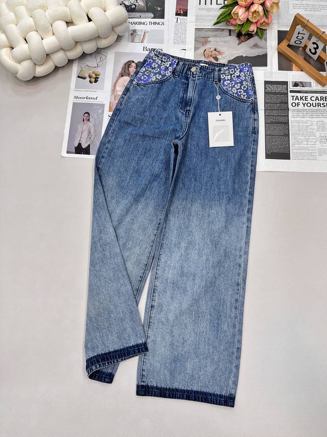 Chanel 2025Ss小香风口袋印花Logo，渐变裤脚阴影直筒长裤，官网款进口全棉牛仔材质面料柔软舒适口袋山茶花设计自带高级感渐变+裤脚阴影直筒版型上身时髦