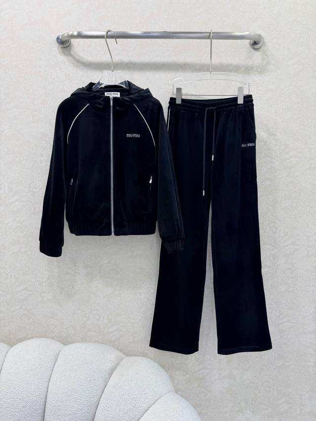 Miumi*25新款休闲丝绒运动套装 定制面料 连帽下摆收紧外套阔腿长裤的组合 经典Miu字母装饰 袖子裤标织带装饰 恰到好处的松量 干净利落的裁剪 即便没有多