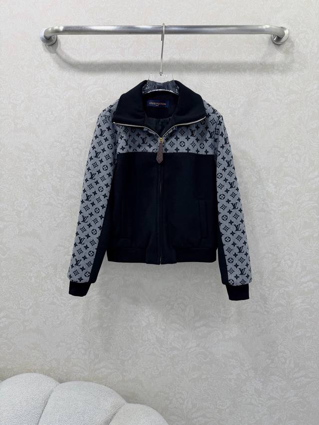 Louis Vuitto*25新款翻领拉链毛呢拼老花外套 领口定制字母拉链 肩袖灰色老花极简中透着高级，轮廓感超级好 ，舒适与时尚兼具。简约品牌标识点缀，低调间