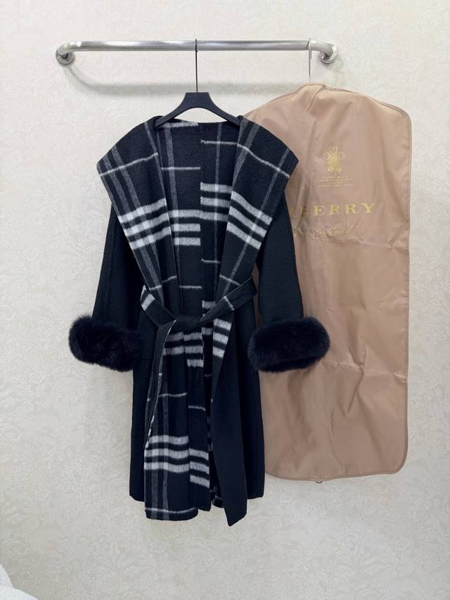 Burberr*25新款浴袍高端羊绒大衣 袖口可拆卸狐狸毛毛圈 长款出货 配图片防尘袋 品牌定制面料 100%澳洲美丽奴羊毛 内里带有Logo图案柔软有垂感 筋