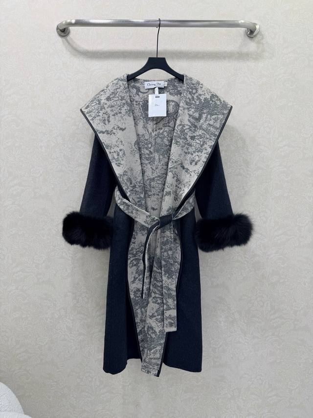 Dio*25新款浴袍高端羊绒大衣 袖口可拆卸狐狸毛毛圈 长款出货 品牌定制面料 100%澳洲美丽奴羊毛 内里带有Logo图案柔软有垂感 筋骨立挺有型 高腰腰带