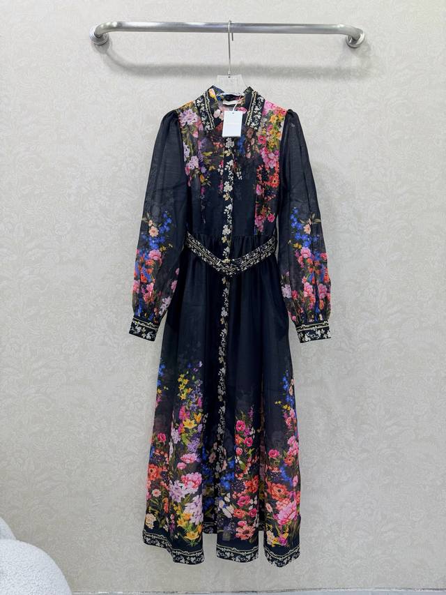 Zimmerman*兹 默曼 26早春新款翻领定位印花连衣裙 灯笼袖设计 定位花静收腰高腰设计 整体印花图案品质尽显 超级无敌贵气的颜色 超大摆用料诚意满满 超