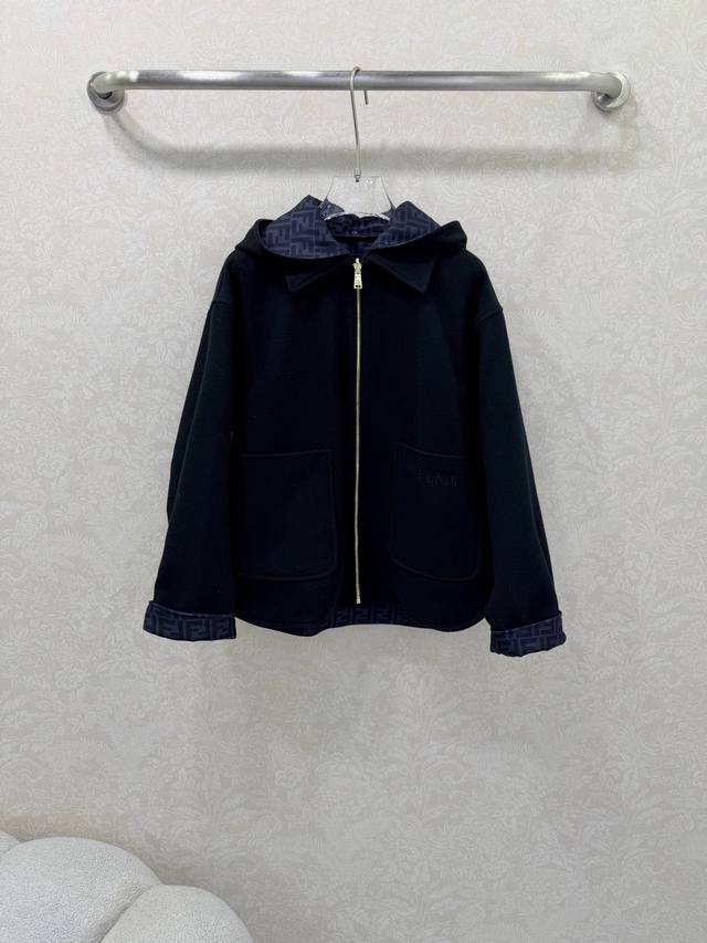 Fend*25新款可拆卸连帽双面穿含羊毛大衣 原版定制双面Logo印花图案帅气又时髦，正反两穿的廓形羊毛，休闲又舒适，进口100%羊毛面料挺阔有型净色口袋字母刺